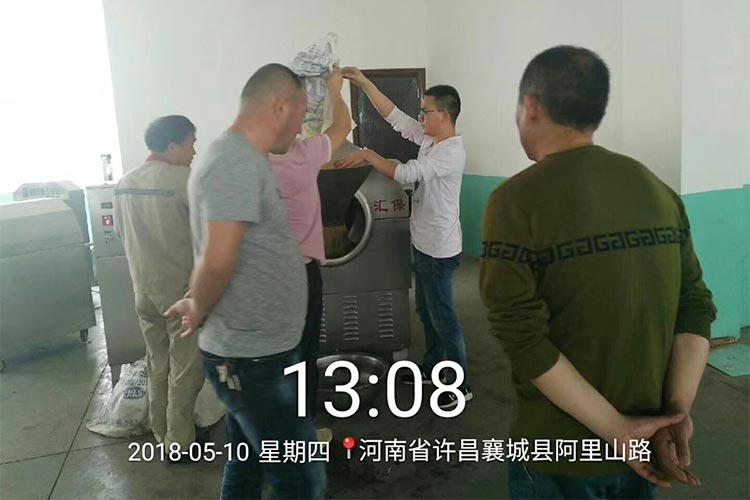 炒芝麻機現場