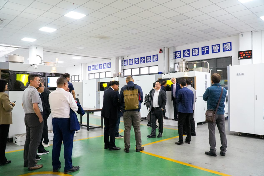 釜山機(jī)械制造企業(yè)代表團(tuán)參觀毅速激光金屬3D打印設(shè)備研發(fā)車間.png